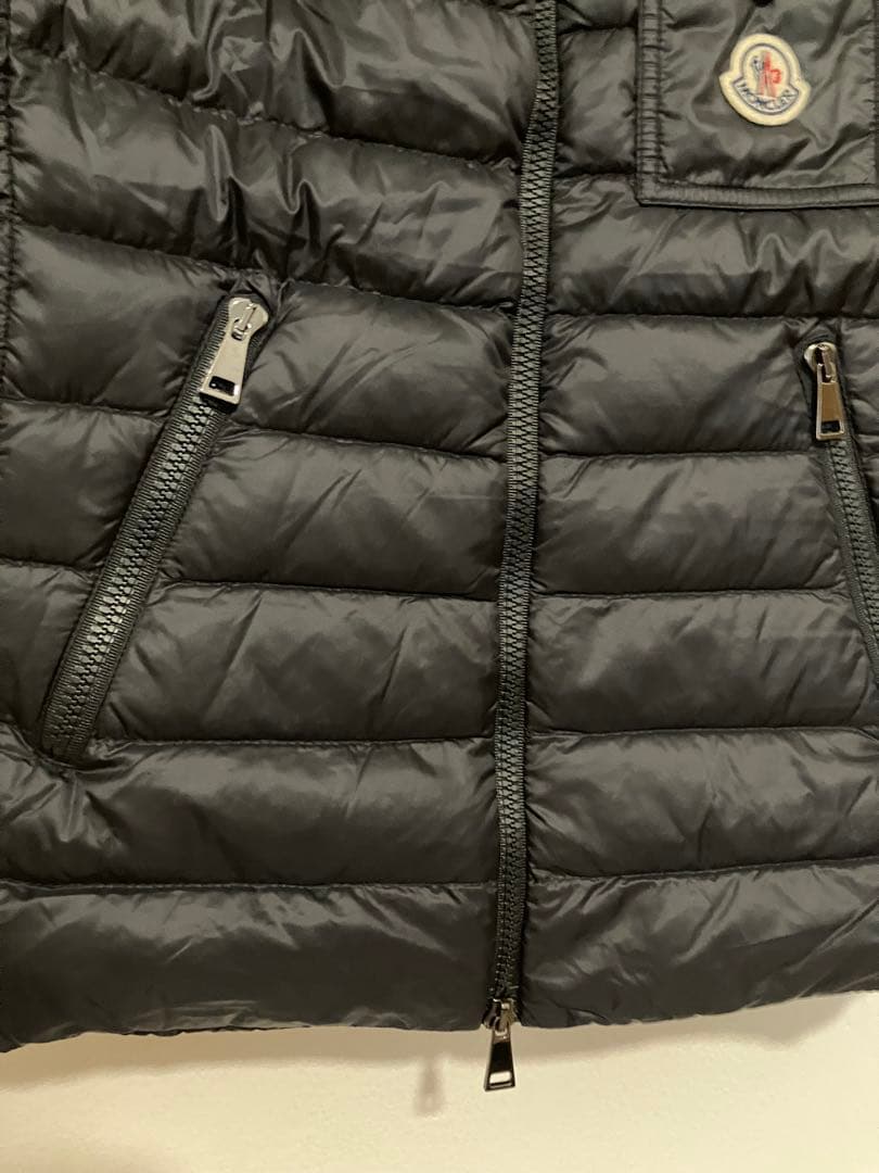 Moncler モンクレール　フードが可愛いジップアップダウンベスト