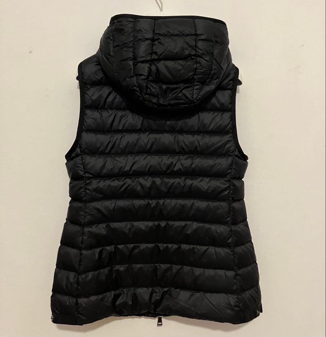Moncler モンクレール　フードが可愛いジップアップダウンベスト
