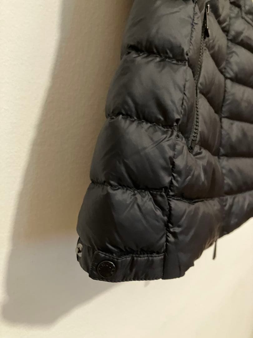 Moncler モンクレール　フードが可愛いジップアップダウンベスト