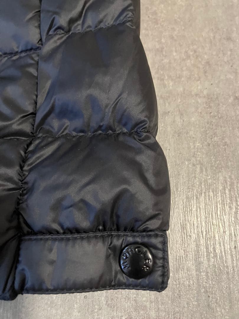 Moncler モンクレール　フードが可愛いジップアップダウンベスト