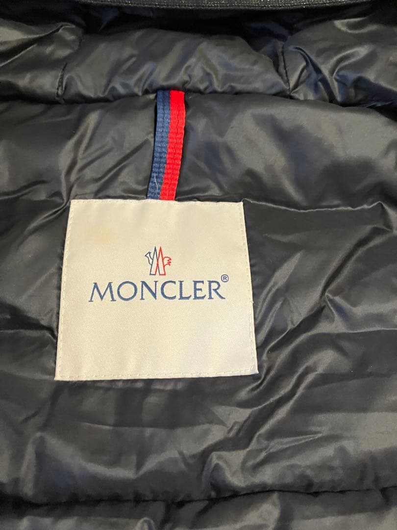 Moncler モンクレール　フードが可愛いジップアップダウンベスト
