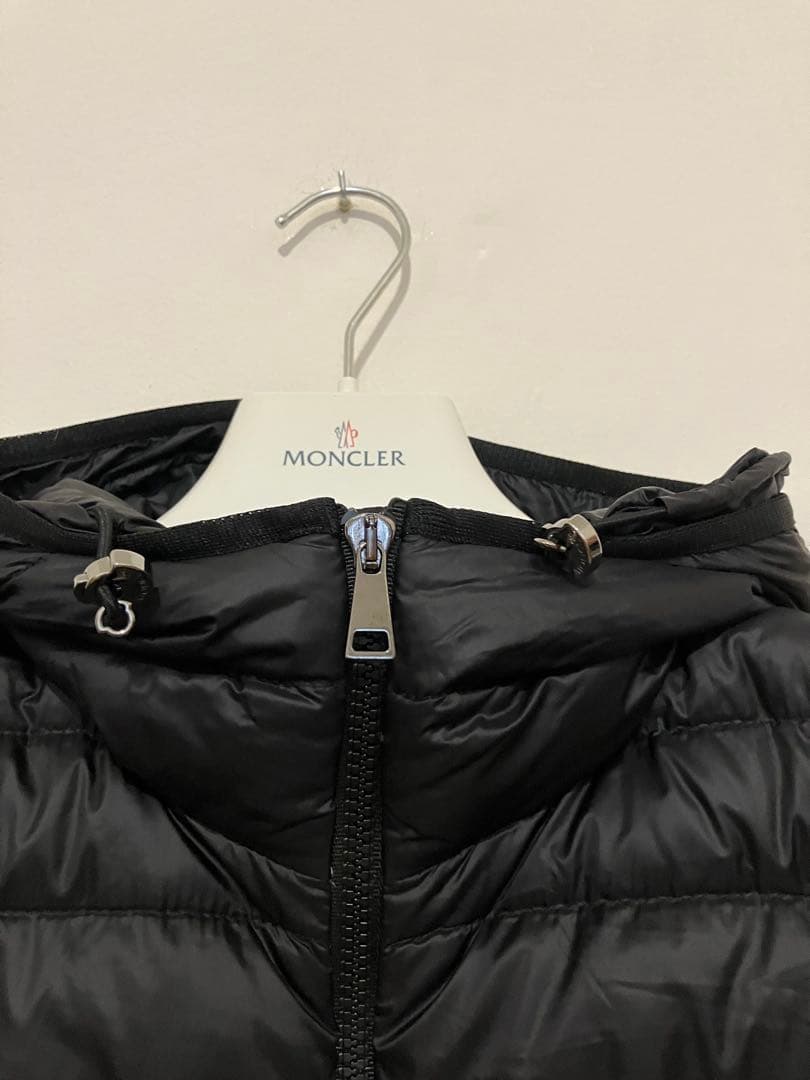 Moncler モンクレール　フードが可愛いジップアップダウンベスト