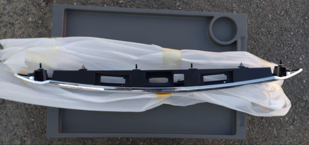 車種不明!! 謎のINFINITI バンパーガーニッシュ 純正 未使用