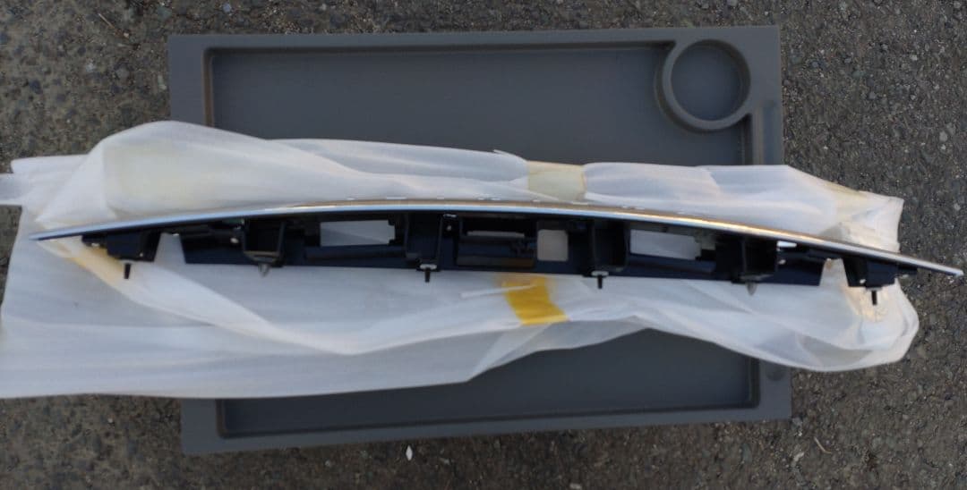 車種不明!! 謎のINFINITI バンパーガーニッシュ 純正 未使用