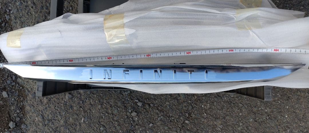 車種不明!! 謎のINFINITI バンパーガーニッシュ 純正 未使用