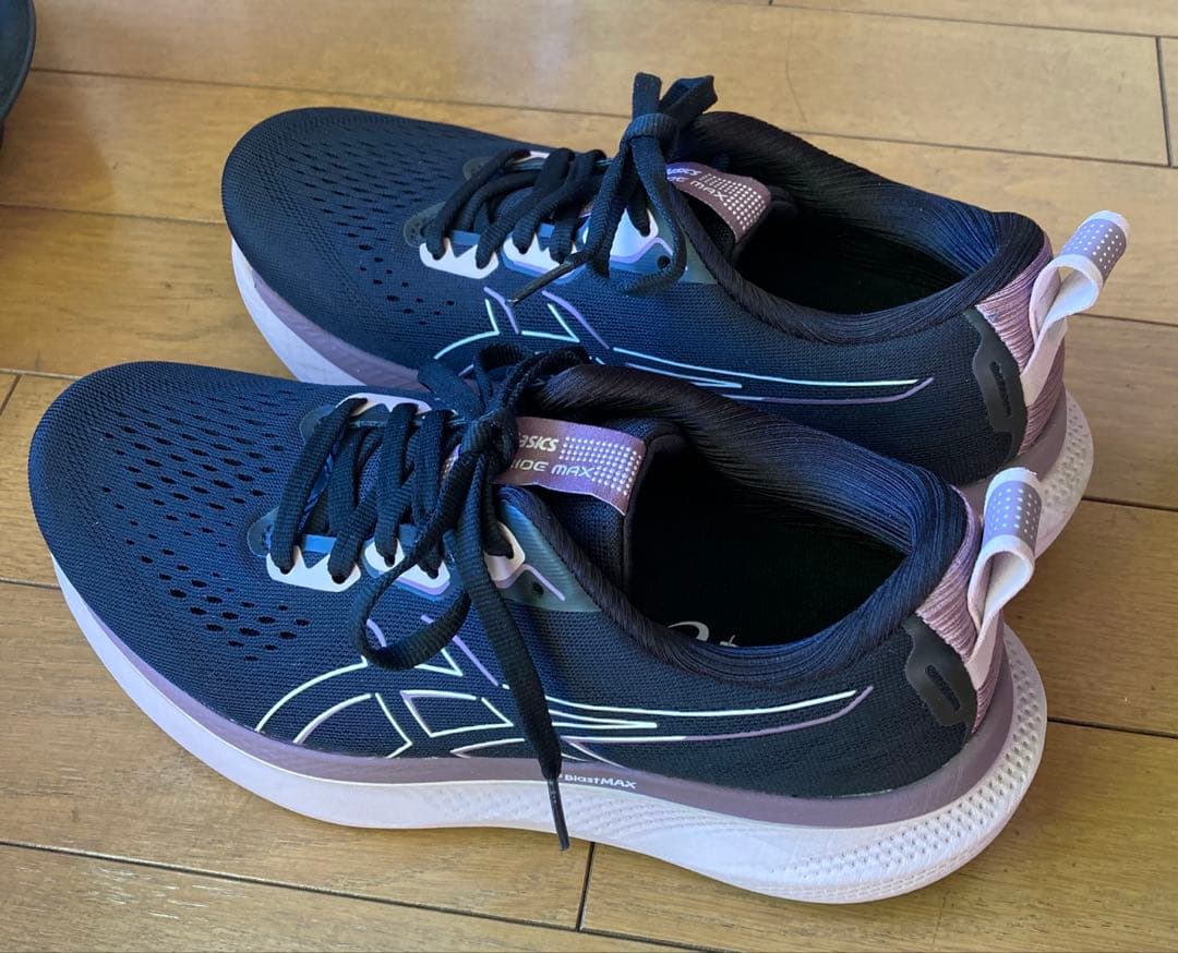 美品ASICS レディースランニングシューズ グライドライドマックス 24cm