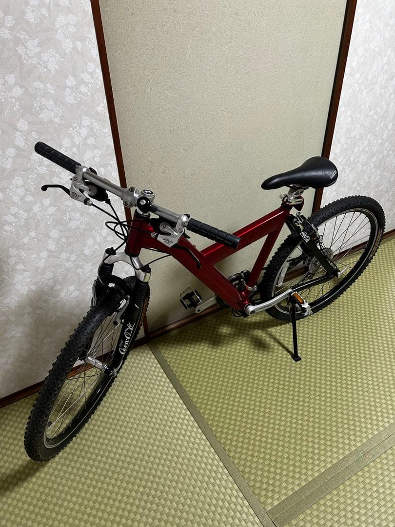  赤いオフロードバイク