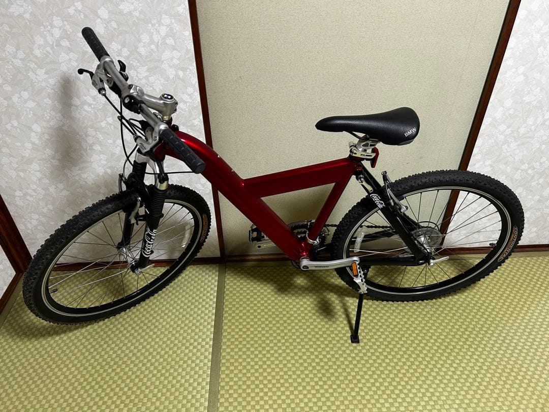  赤いオフロードバイク