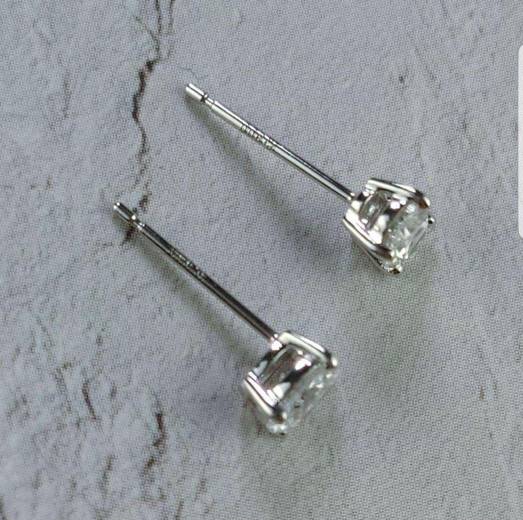 え*こ様 Dカラー 計0.6ct Ptダイヤモンドピアス☆鑑定書付き