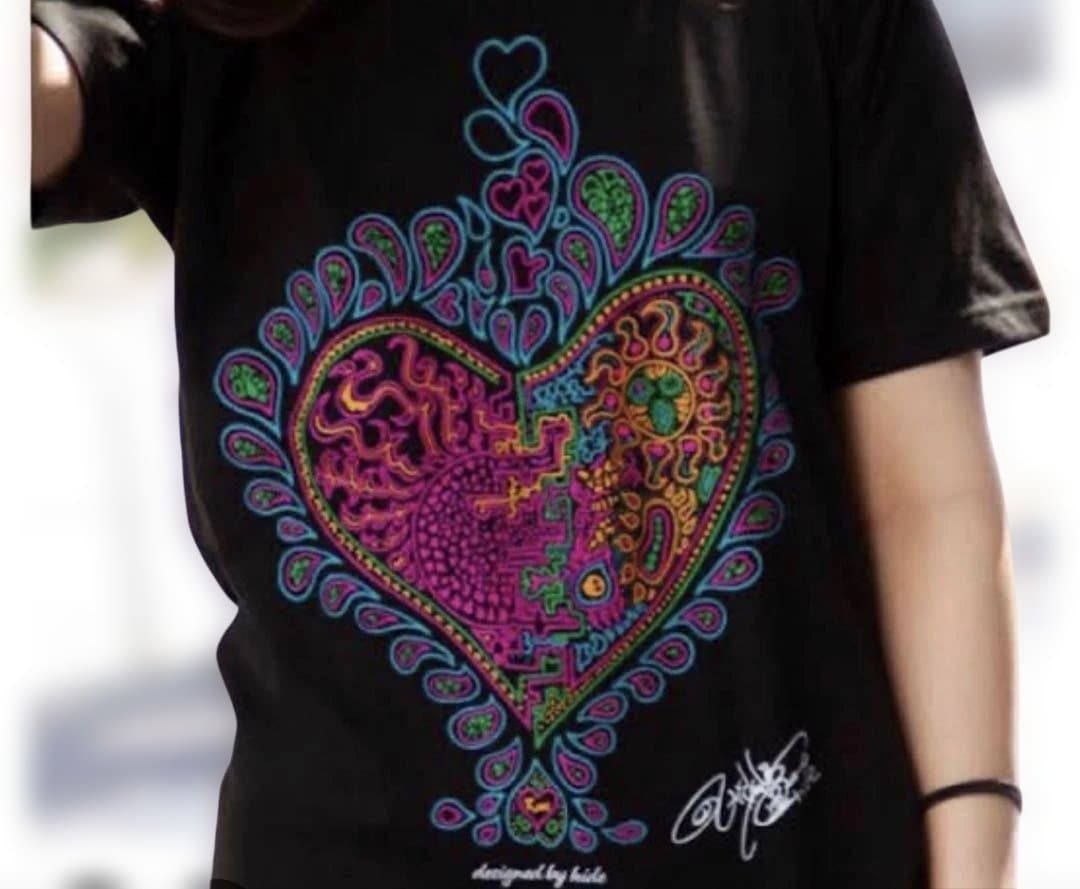 hide Hand Drawn Heart Tシャツ（フォトカード付き）