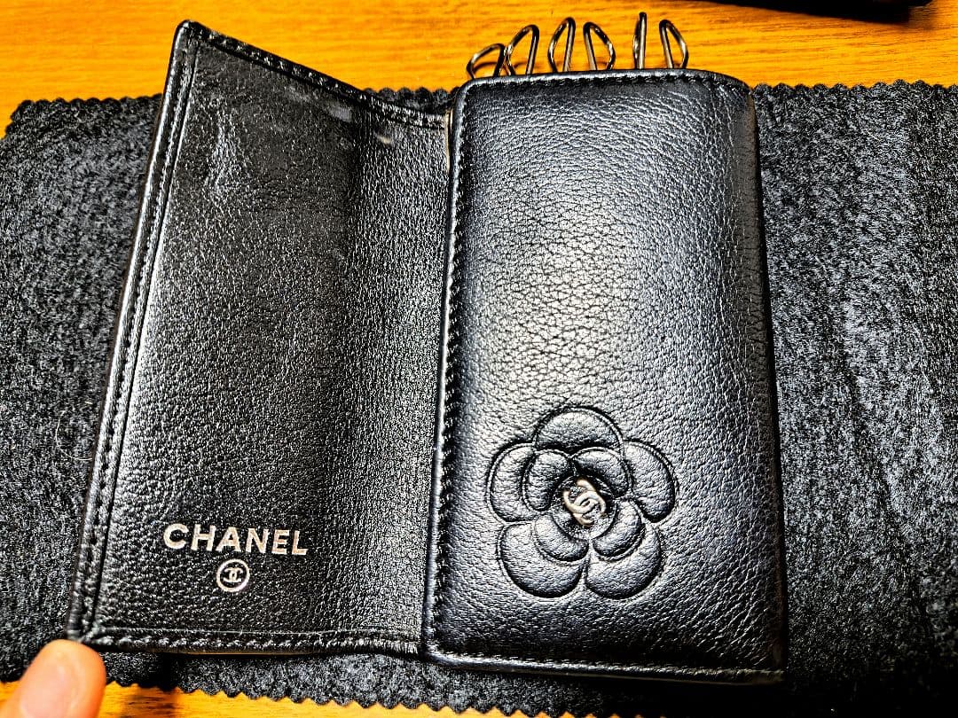 CHANEL ブラックレザー　キーケース　 カメリア　6連