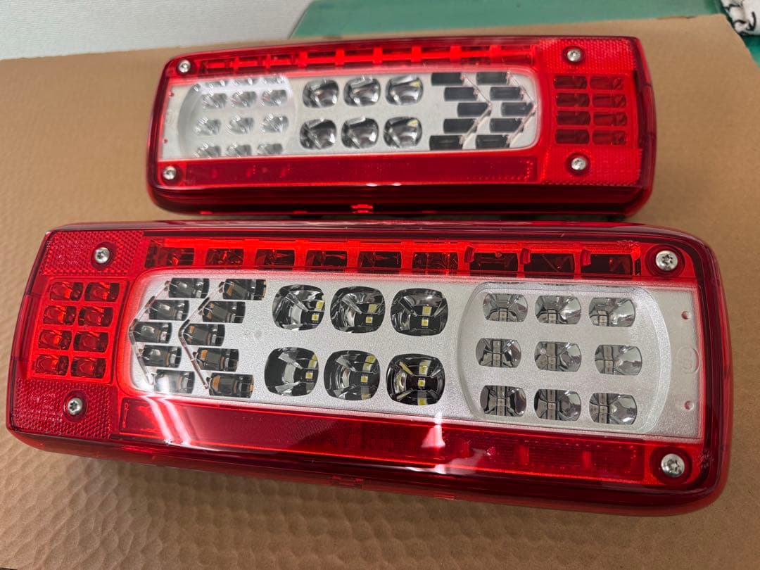 UD純正　ボルボテール　新車外し　左右セット