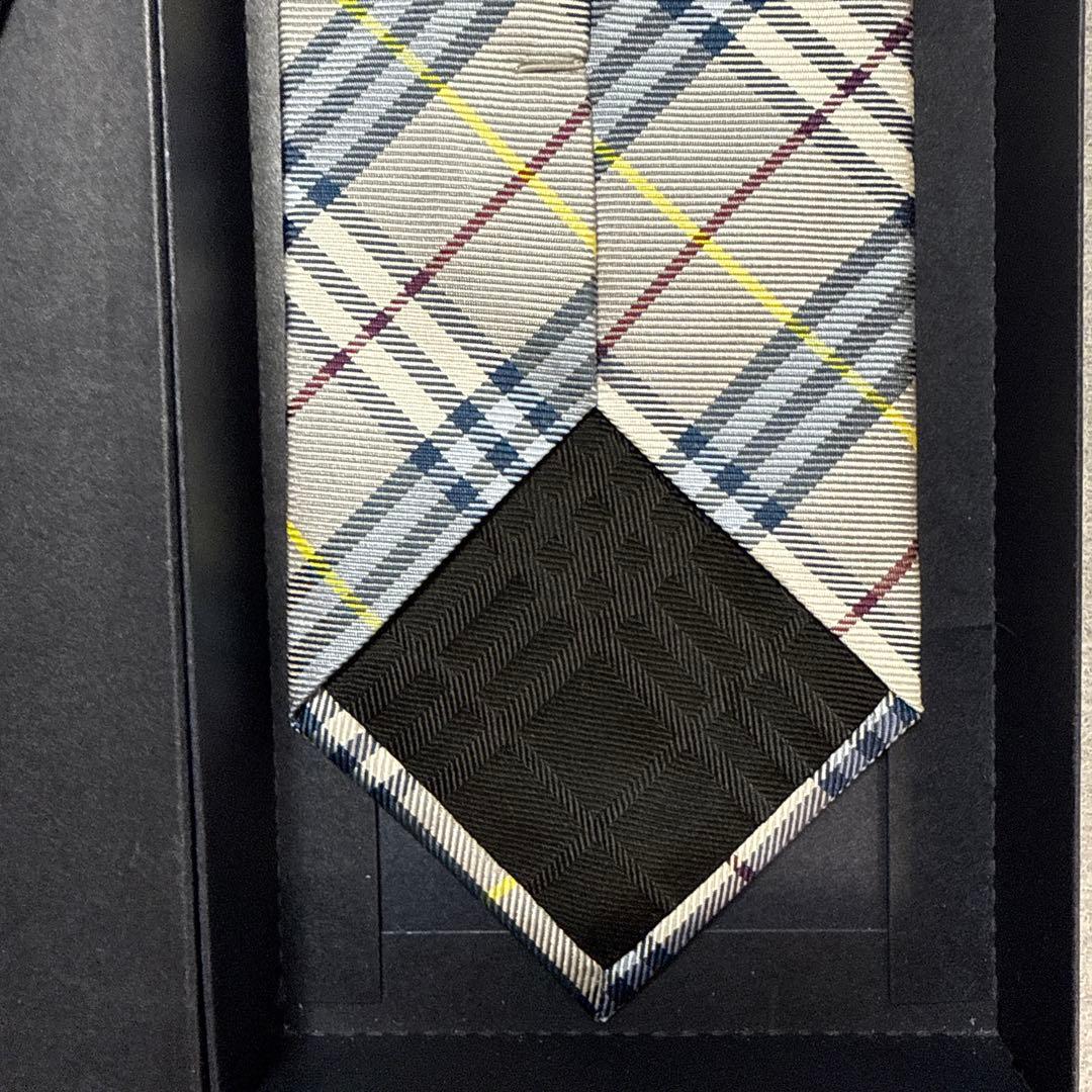 未使用保管品　バーバリーロンドン　ネクタイ　シルバー・青紺　ノバチェック柄