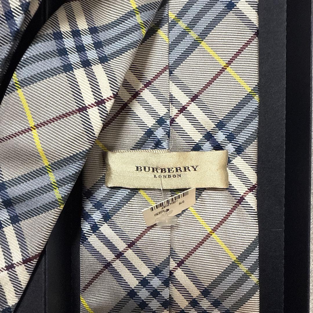 未使用保管品　バーバリーロンドン　ネクタイ　シルバー・青紺　ノバチェック柄