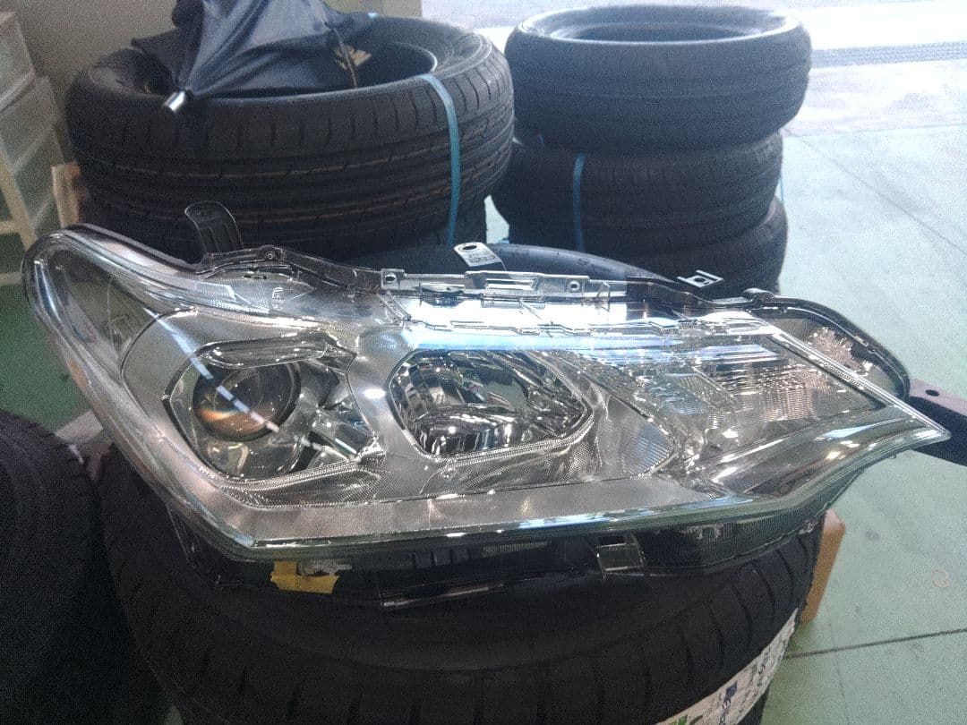 アクシオ　右ヘッドライト