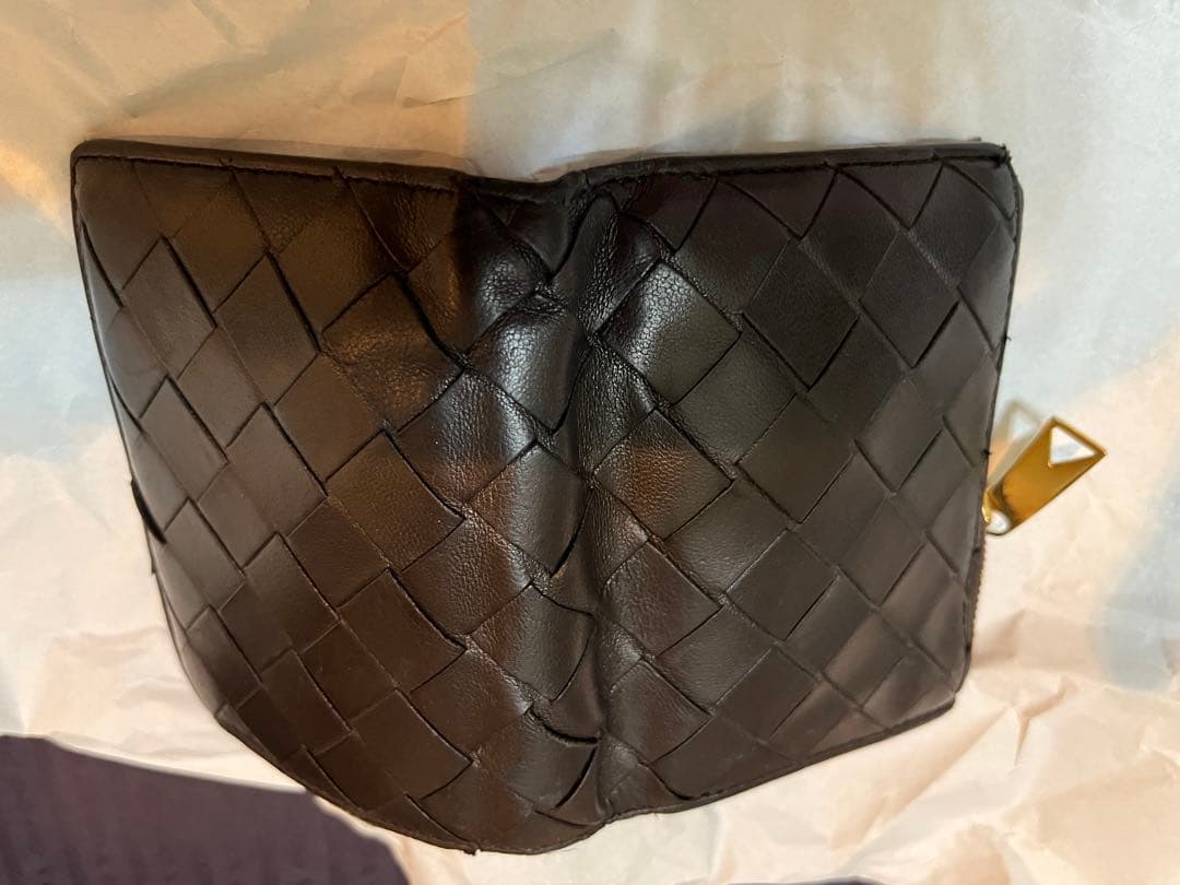 黒 レザー 二つ折り財布 編み込みデザイン ボッテガ的にはレディースたです。