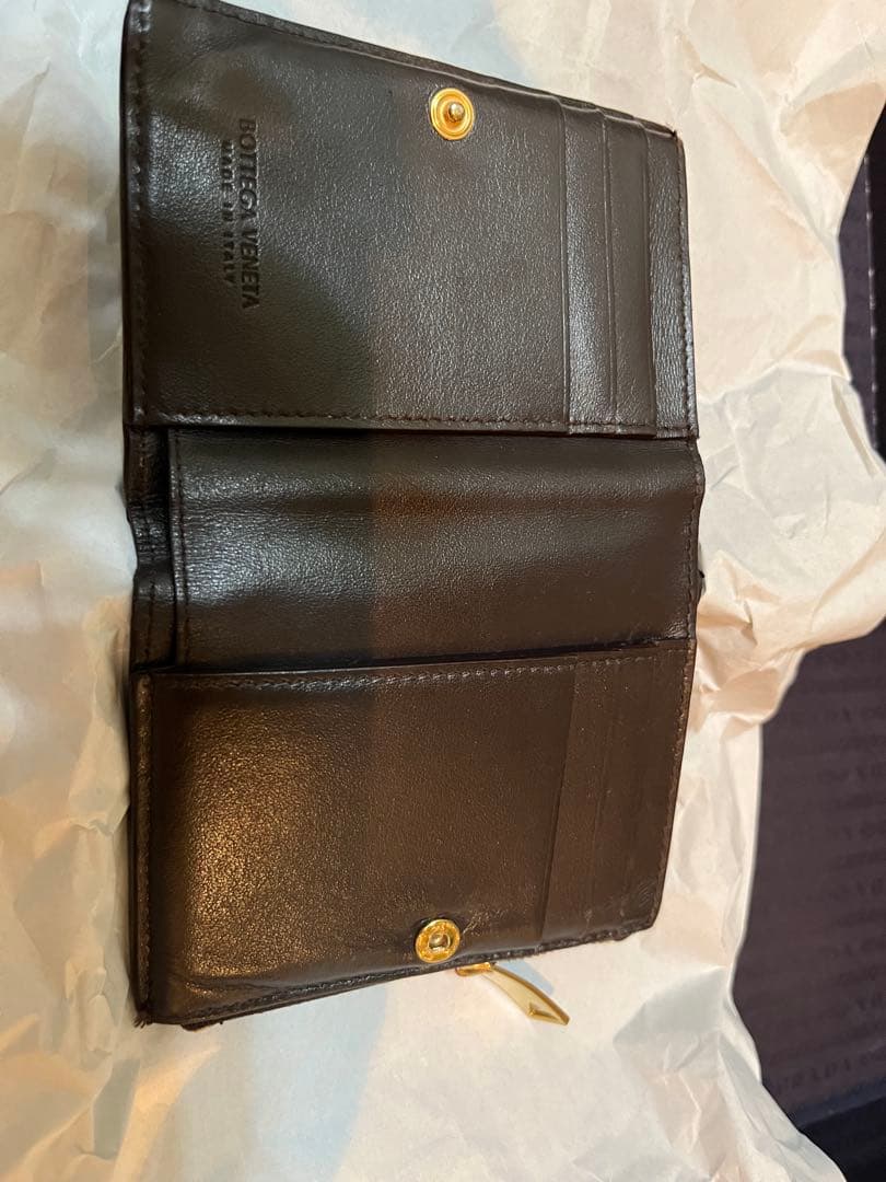 黒 レザー 二つ折り財布 編み込みデザイン ボッテガ的にはレディースたです。