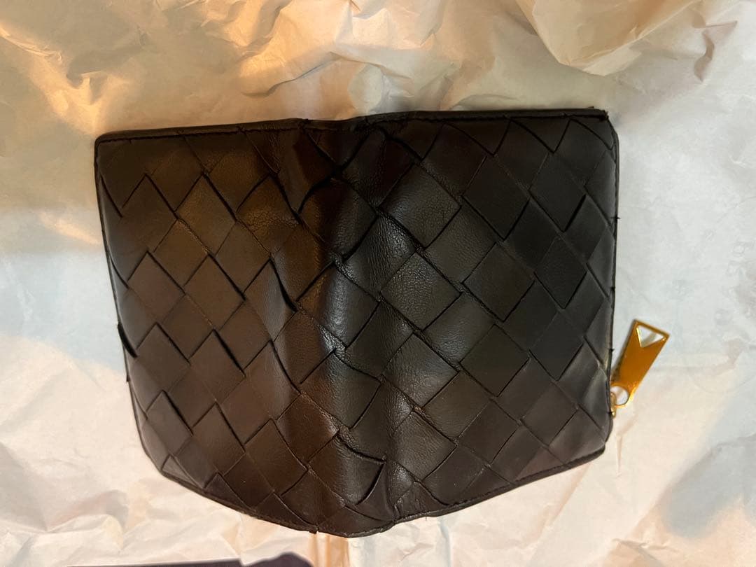黒 レザー 二つ折り財布 編み込みデザイン ボッテガ的にはレディースたです。