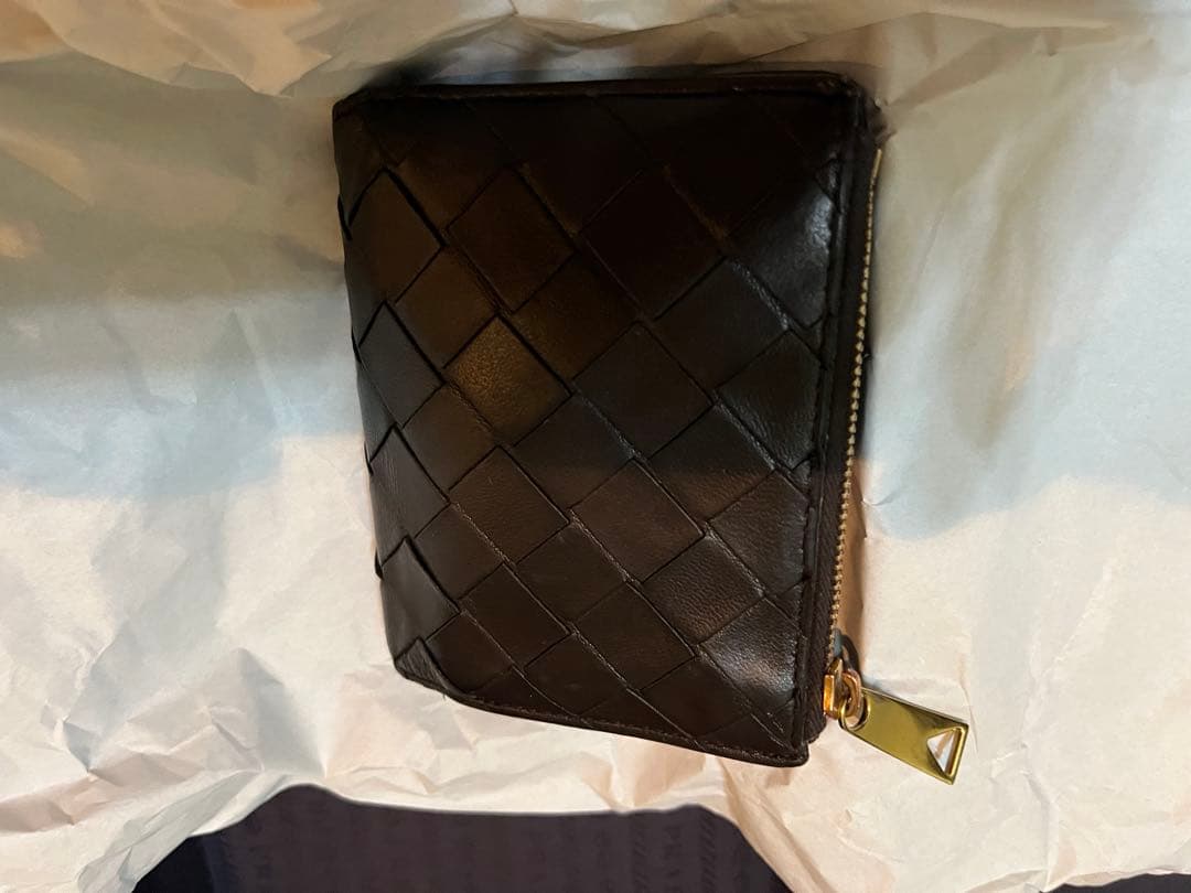 黒 レザー 二つ折り財布 編み込みデザイン ボッテガ的にはレディースたです。