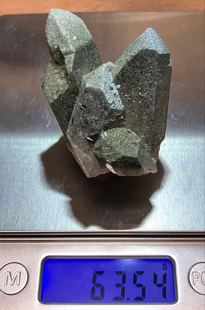 激レア　ガウリシャンカールクローライトオンスモーキークオーツクラスター　約63g