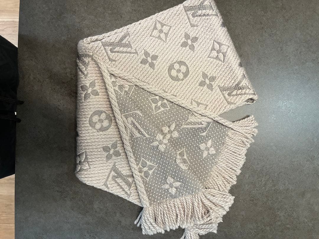 マリトォっツォ！！　LOUIS VUITTON グレー系 マフラー