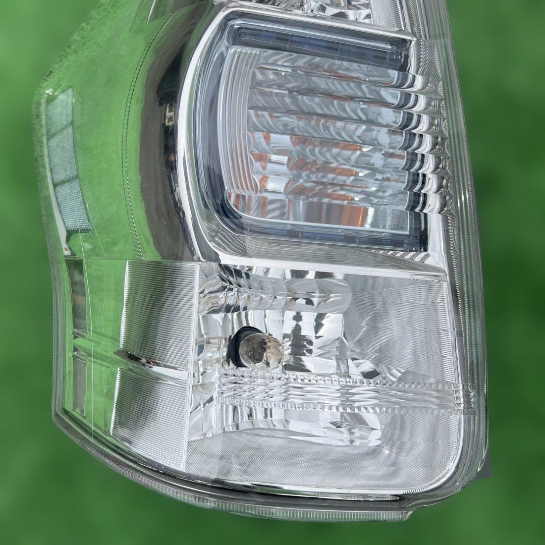 プリウスアルファ  プリウスα  左テールランプ