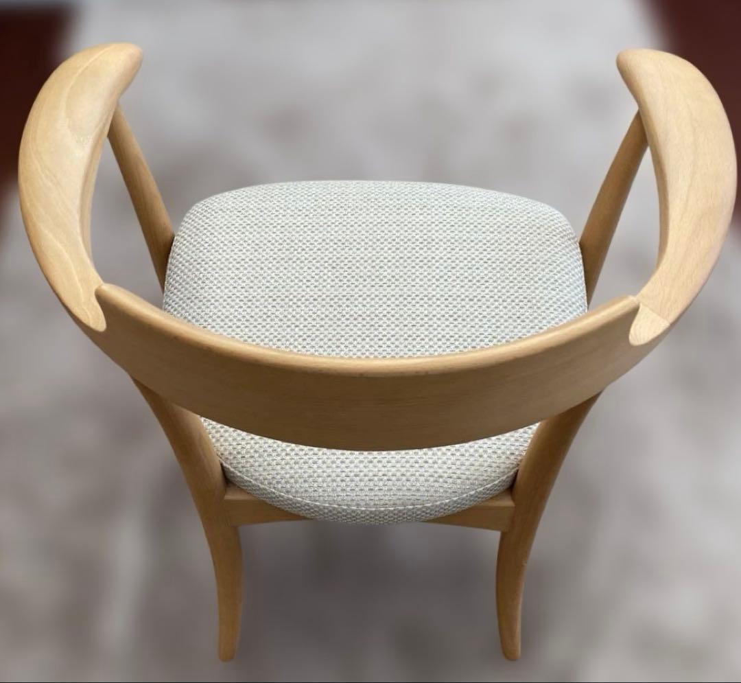 飛騨産業 クレセント(CRESCENT) 木製アームチェア 白色の布張り