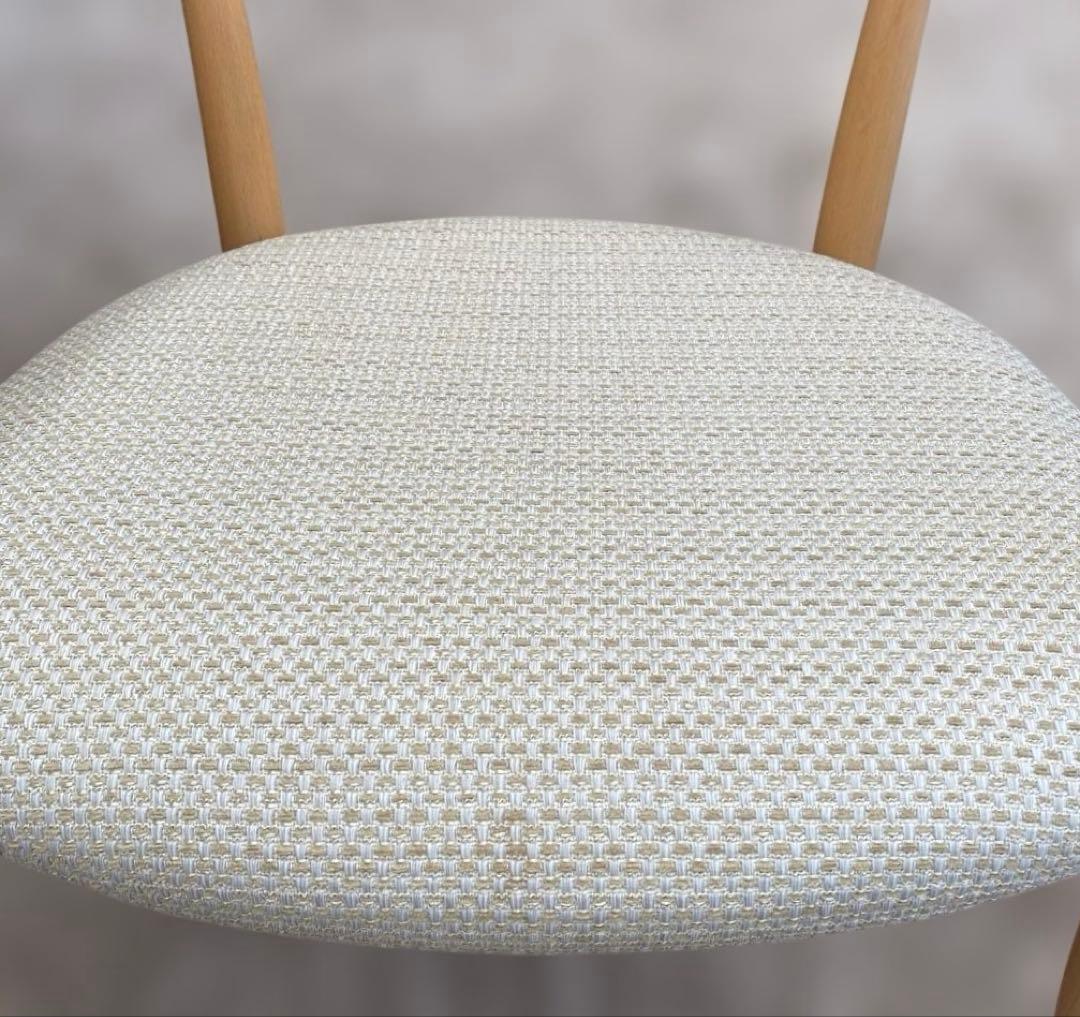 飛騨産業 クレセント(CRESCENT) 木製アームチェア 白色の布張り