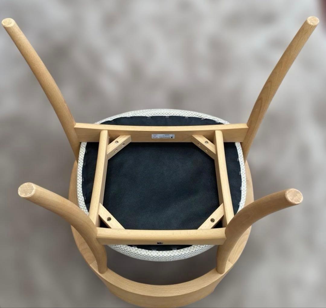 飛騨産業 クレセント(CRESCENT) 木製アームチェア 白色の布張り