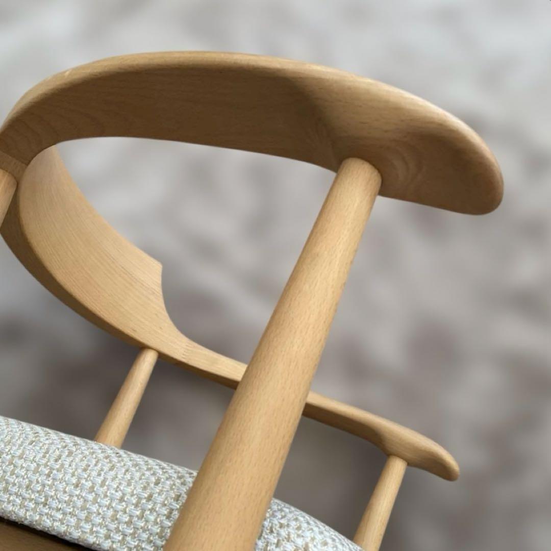 飛騨産業 クレセント(CRESCENT) 木製アームチェア 白色の布張り