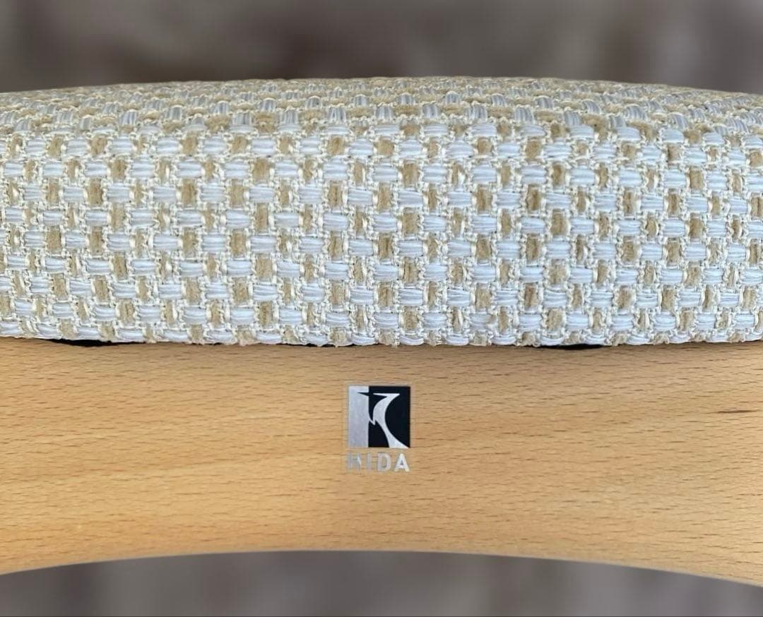 飛騨産業 クレセント(CRESCENT) 木製アームチェア 白色の布張り