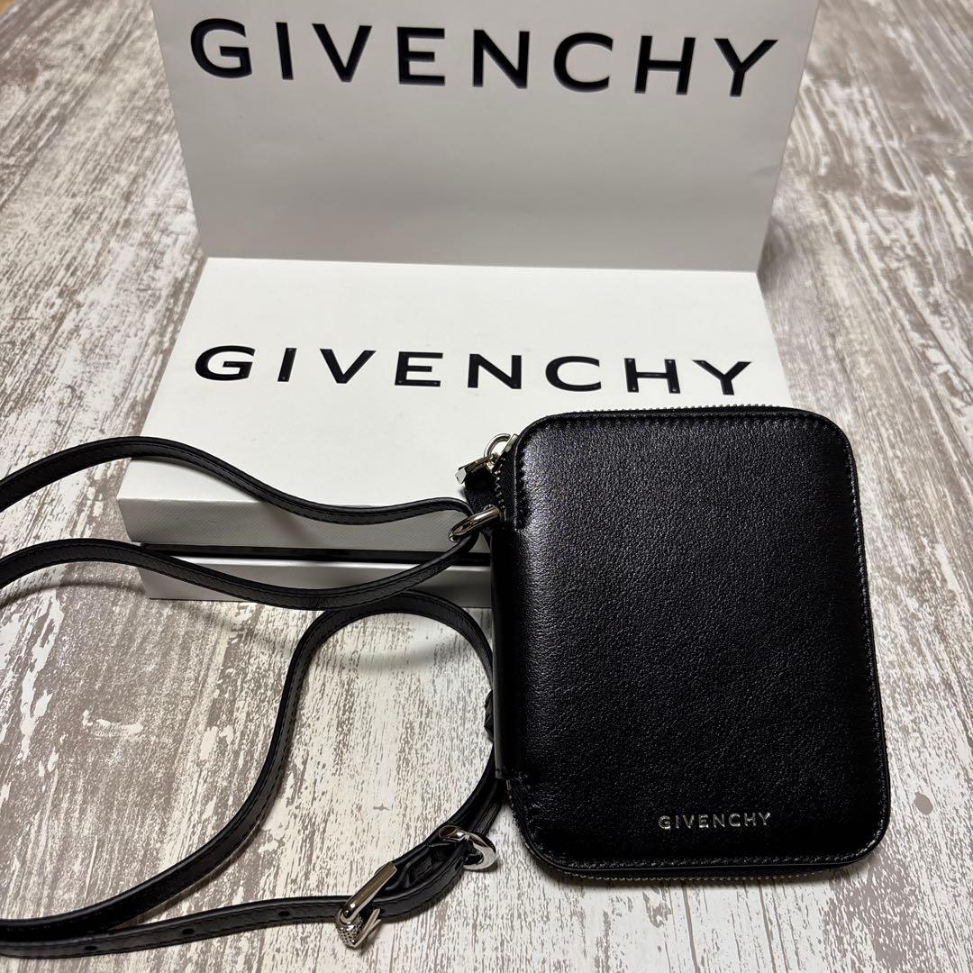 GIVENCHY ブラックレザー財布