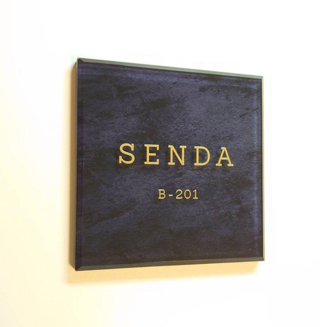 SAKURA＊ステンレスブラック背景・ゴールド文字アクリル表札＊ＵＶ印刷