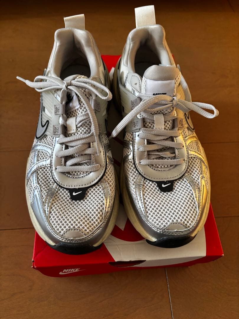 【新品箱付き】NIKE V2K RUN サミットホワイト シルバー 25cm