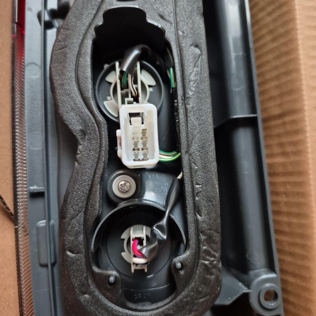 ハイエース　200系　純正　テールランプ左右 新車外し