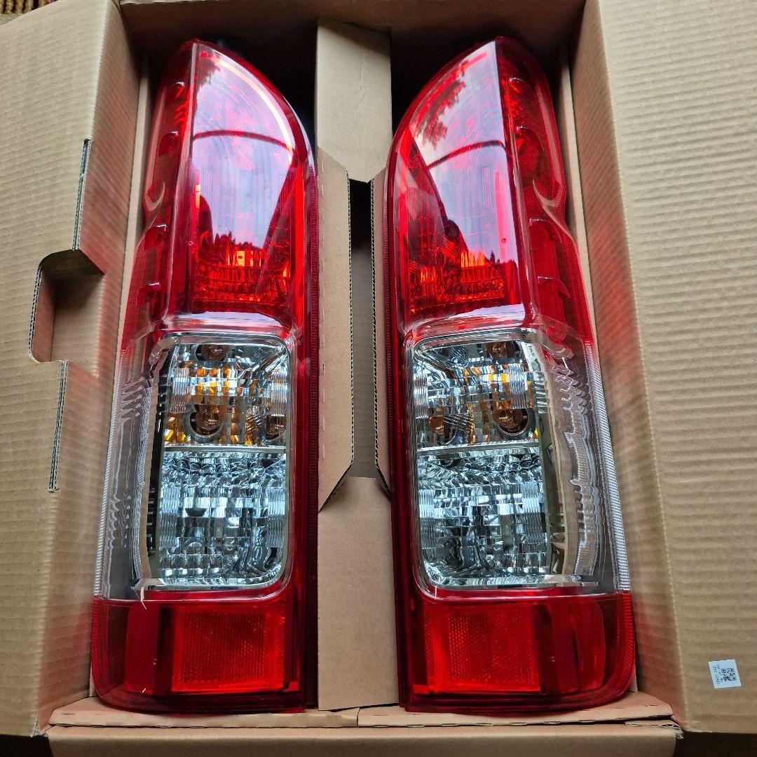 ハイエース　200系　純正　テールランプ左右 新車外し