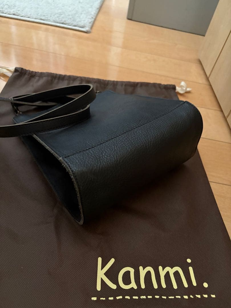 Kanmi. ペーパーショルダーバック BLACK