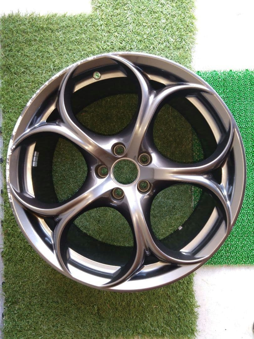 アルファロメオ　ジュリアベローチェ　グレー19インチ梅ホイール　１本　ガリ傷あり