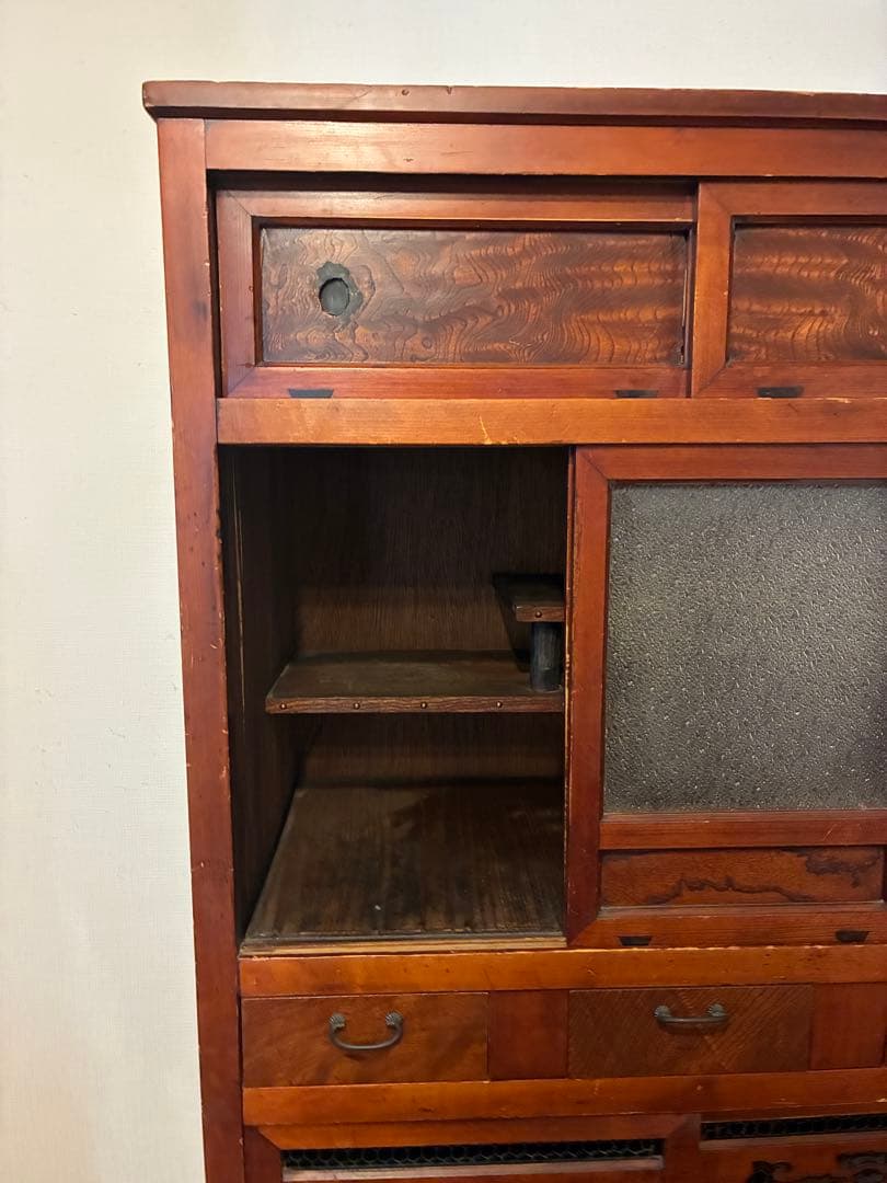 昭和レトロな趣たっぷりの「アンティーク茶箪笥」