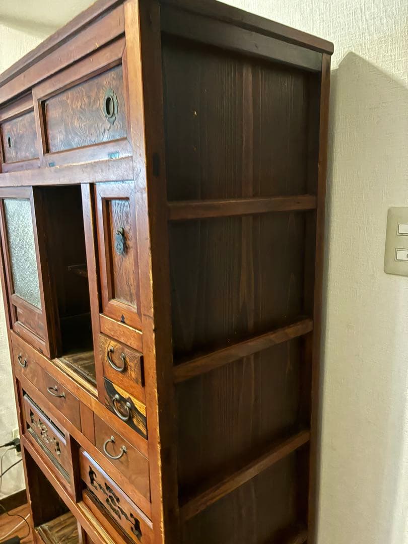 昭和レトロな趣たっぷりの「アンティーク茶箪笥」