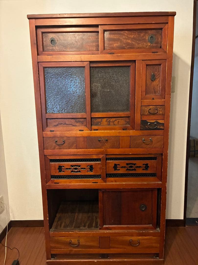 昭和レトロな趣たっぷりの「アンティーク茶箪笥」