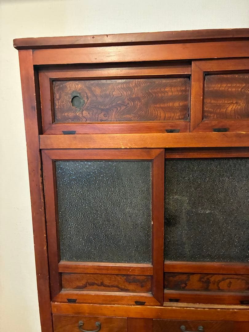 昭和レトロな趣たっぷりの「アンティーク茶箪笥」