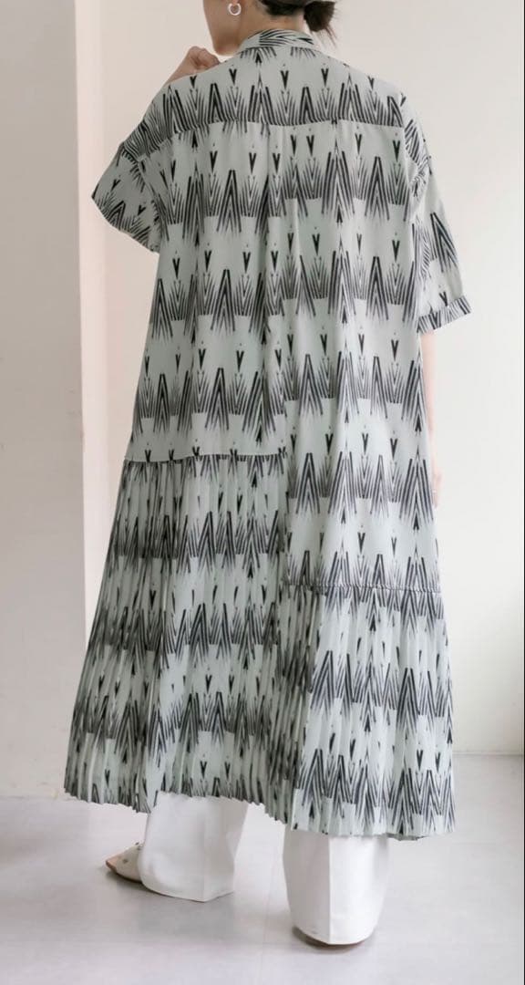 【美品】イアパピヨネ 七分袖アンダープリーツ柄プリントワンピース