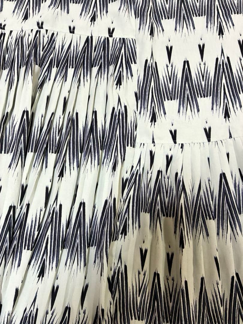 【美品】イアパピヨネ 七分袖アンダープリーツ柄プリントワンピース