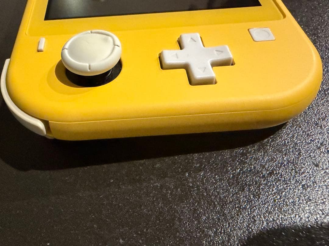 Nintendo Switch Lite イエロー 充電器 動作確認済　右側欠け