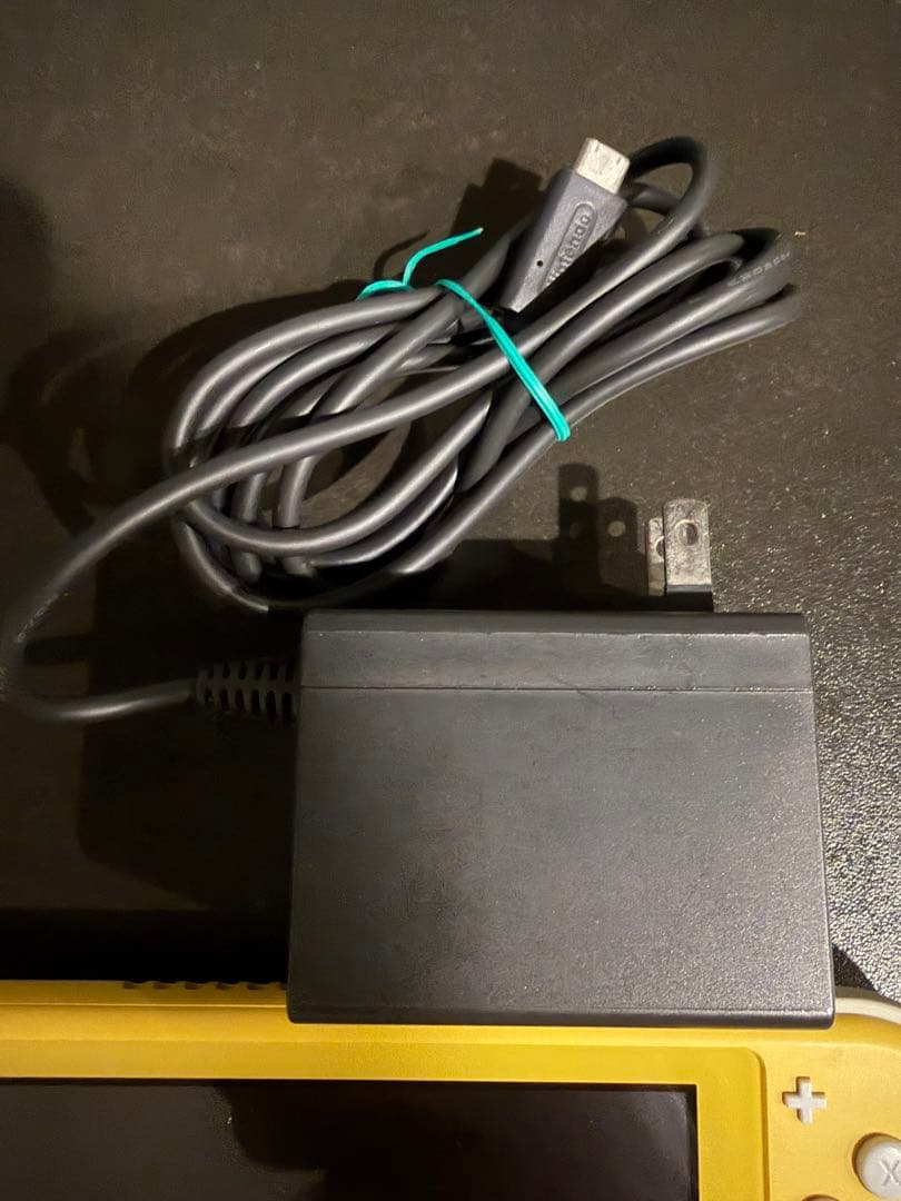 Nintendo Switch Lite イエロー 充電器 動作確認済　右側欠け