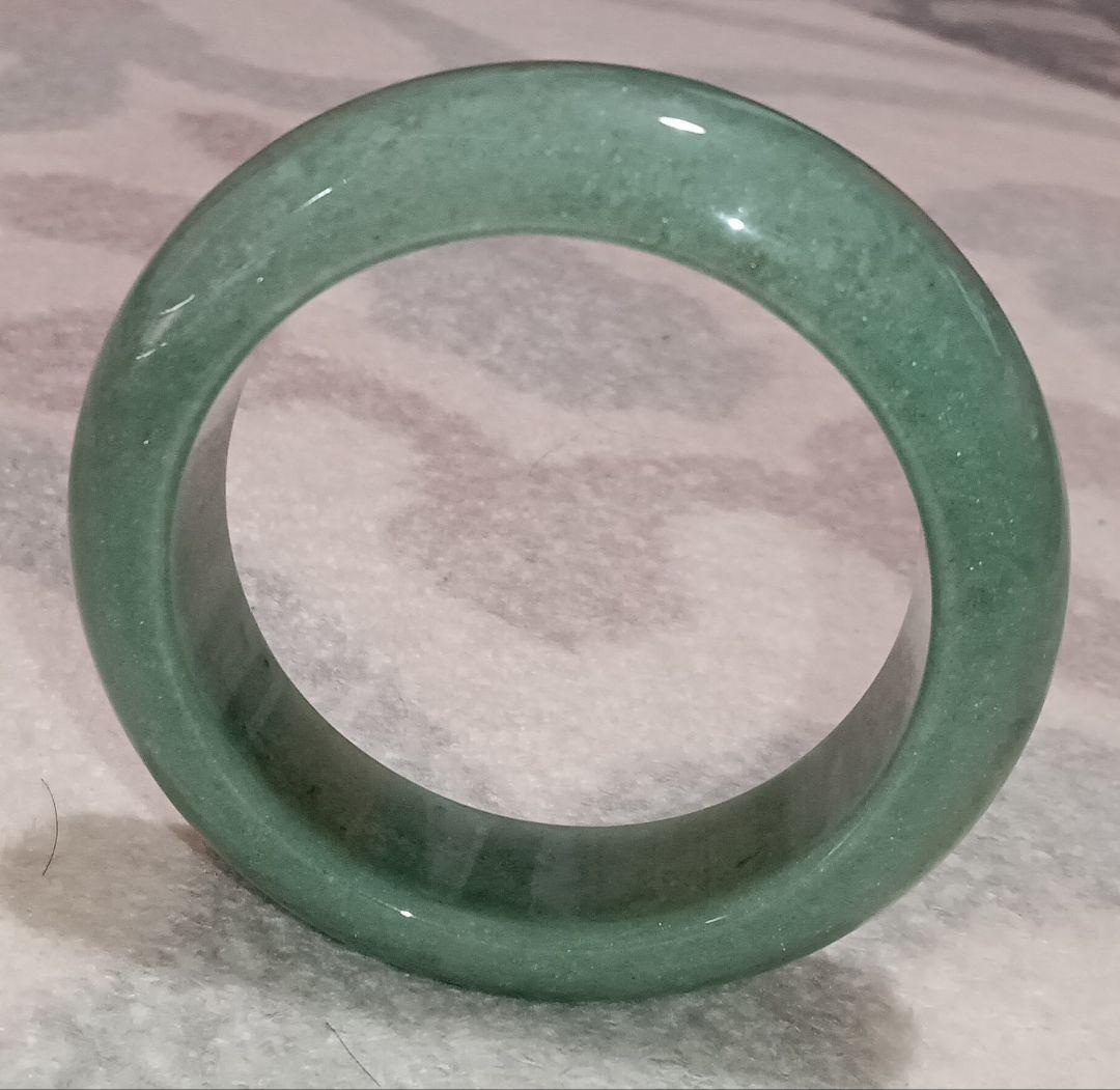 翡翠 緑色のバングル ケース付 中古