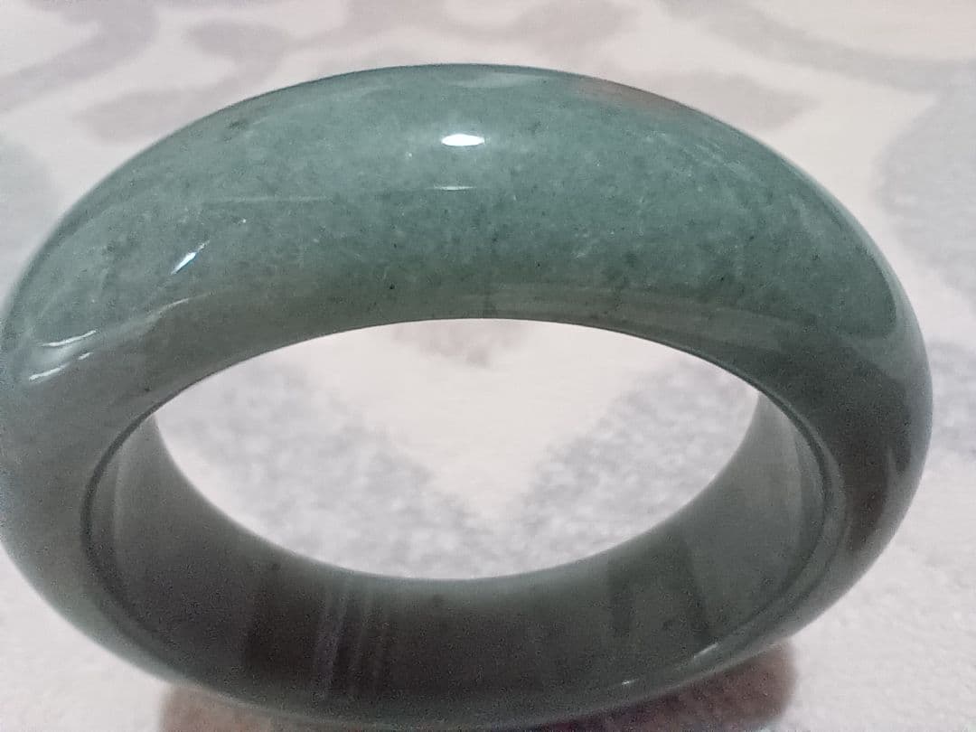 翡翠 緑色のバングル ケース付 中古