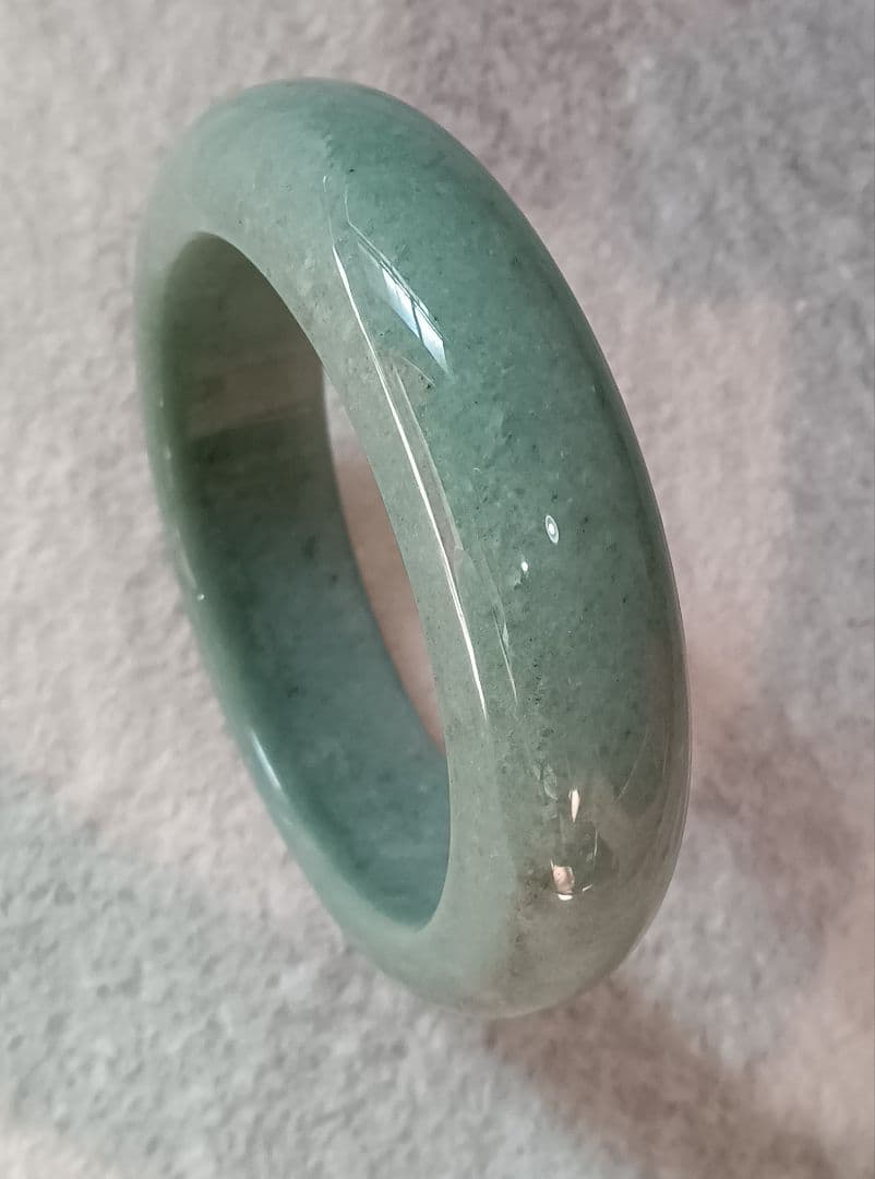 翡翠 緑色のバングル ケース付 中古