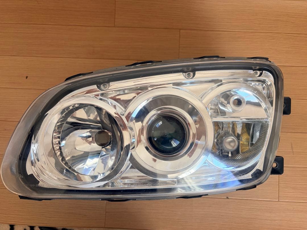 日野　大型トラックプロフィア　左側ヘッドライトユニット　三眼タイプ